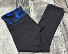 Load image into Gallery viewer, lululemon black/blue cropped leggings - Hers size 6
