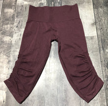 Load image into Gallery viewer, lululemon burgundy capri leggings - Hers size 6
