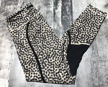 Load image into Gallery viewer, lululemon black/beige crop leggings - Hers size 6
