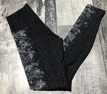Load image into Gallery viewer, lululemon black/white leggings - Hers size 6
