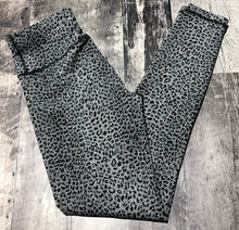 Load image into Gallery viewer, Sweaty Betty black/light grey leggings - Hers size XS
