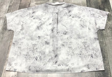 Load image into Gallery viewer, lululemon light grey/grey button up blouse - Hers size approx M/L
