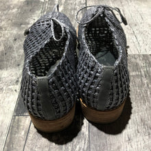 Load image into Gallery viewer, Stuart Weitzman blue shoes - Hers size 9.5
