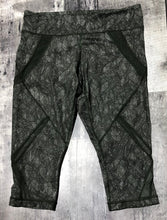 Load image into Gallery viewer, lululemon dark green cropped leggings - Hers size 8
