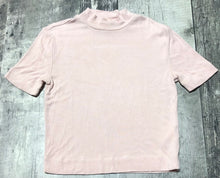 Load image into Gallery viewer, Babaton light pink crop tshirt - Hers size XS
