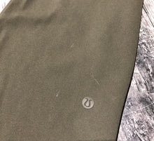 Load image into Gallery viewer, lululemon dark green pants - Hers size 8
