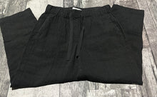 Load image into Gallery viewer, Babaton black crop pants - Hers size S
