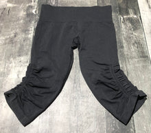 Load image into Gallery viewer, lululemon black capri leggings - Hers size 8
