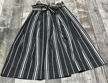 Load image into Gallery viewer, H&amp;M black/white skirt - Hers size 2
