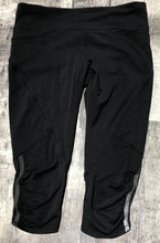 Load image into Gallery viewer, lululemon black capri leggings - Hers size 6
