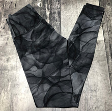 Load image into Gallery viewer, lululemon black/dark grey high rise leggings - Hers size 6
