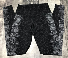 Load image into Gallery viewer, lululemon black/white leggings - Hers size 6
