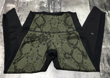 Load image into Gallery viewer, lululemon black/green high rise leggings - Hers size 8
