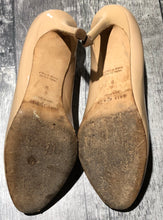 Load image into Gallery viewer, Kate Spade beige/gold heels - Hers size 8
