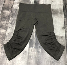 Load image into Gallery viewer, lululemon grey capris - Hers size 4

