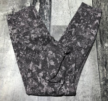 Load image into Gallery viewer, lululemon grey/light grey leggings - Hers size 6

