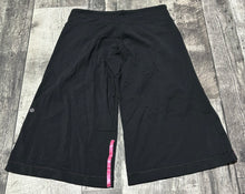 Load image into Gallery viewer, lululemon black/pink capris - Hers size approx M
