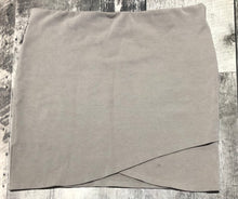 Load image into Gallery viewer, Sunday Best grey skirt - hers size L
