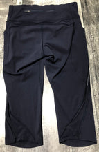 Load image into Gallery viewer, lululemon navy capris - Hers size 8
