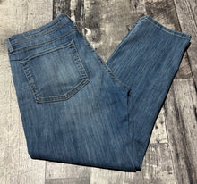 Load image into Gallery viewer, Fidelity blue mid rise girlfriend jeans - Hers size 30
