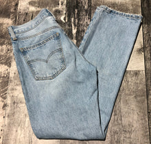 Load image into Gallery viewer, Levi’s light blue mid rise straight leg ripped jeans - Hers size 27
