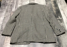 Load image into Gallery viewer, Blu’s cream/black blazer - Hers size 10
