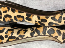 Load image into Gallery viewer, Michael Kors black/light brown flats - Hers size 7
