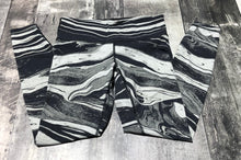 Load image into Gallery viewer, lululemon black/white/grey leggings - Hers size 8
