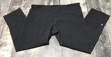 Load image into Gallery viewer, lululemon black capri leggings - Hers size 8
