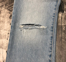 Load image into Gallery viewer, Levi’s light blue mid rise straight leg ripped jeans - Hers size 27
