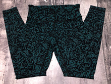 Load image into Gallery viewer, lululemon black/teal mid rise cropped leggings - Hers size 4

