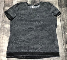 Load image into Gallery viewer, lululemon black/white tshirt - Hers size 6
