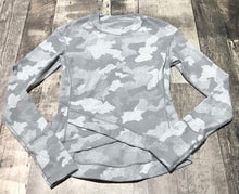 Load image into Gallery viewer, lululemon light grey/grey long sleeve - Hers size 4
