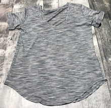 Load image into Gallery viewer, lululemon grey tshirt - Hers size approx M/L
