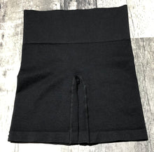 Load image into Gallery viewer, TNA black shorts - Hers size XS
