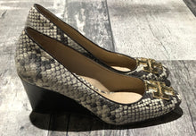 Load image into Gallery viewer, Tory Burch grey/beige wedge heel - Hers size 5
