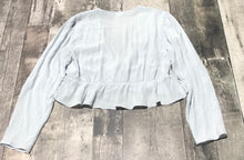 Load image into Gallery viewer, Sunday Best light blue cropped blouse - Hers size L
