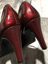 Load image into Gallery viewer, Arnold Churgin red heels - Hers size 6
