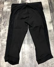 Load image into Gallery viewer, lululemon black capri leggings - Hers size 6
