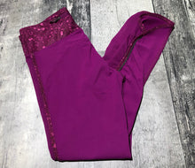 Load image into Gallery viewer, lululemon purple cropped leggings - Hers size 6
