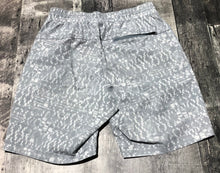 Load image into Gallery viewer, lululemon light grey/white shorts - His size S
