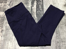 Load image into Gallery viewer, lululemon purple cropped leggings - Hers size 6
