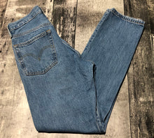 Load image into Gallery viewer, Levis blue high rise straight jeans - Hers size 25
