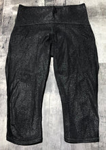 Load image into Gallery viewer, lululemon black/silver cropped leggings - Hers size 6
