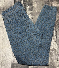 Load image into Gallery viewer, K.U.T blue mid rise cropped jeans - Hers size 2
