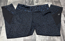 Load image into Gallery viewer, lululemon black/blue cropped leggings - Hers size 6
