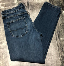 Load image into Gallery viewer, American Eagle blue athletic fit jeans - His size 32x32
