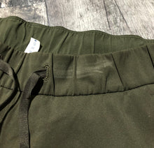 Load image into Gallery viewer, lululemon dark green pants - Hers size 8
