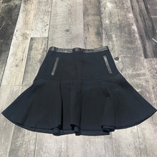 Load image into Gallery viewer, Club Monaco black skirt - Hers size 00
