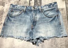 Load image into Gallery viewer, Free People blue mid rise denim shorts - Hers size 27
